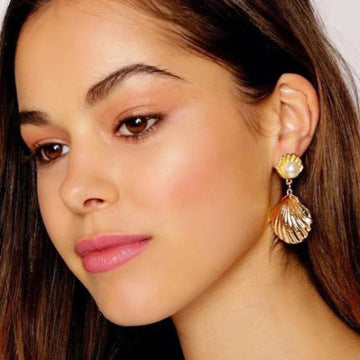 Metallic shell pearl earrings