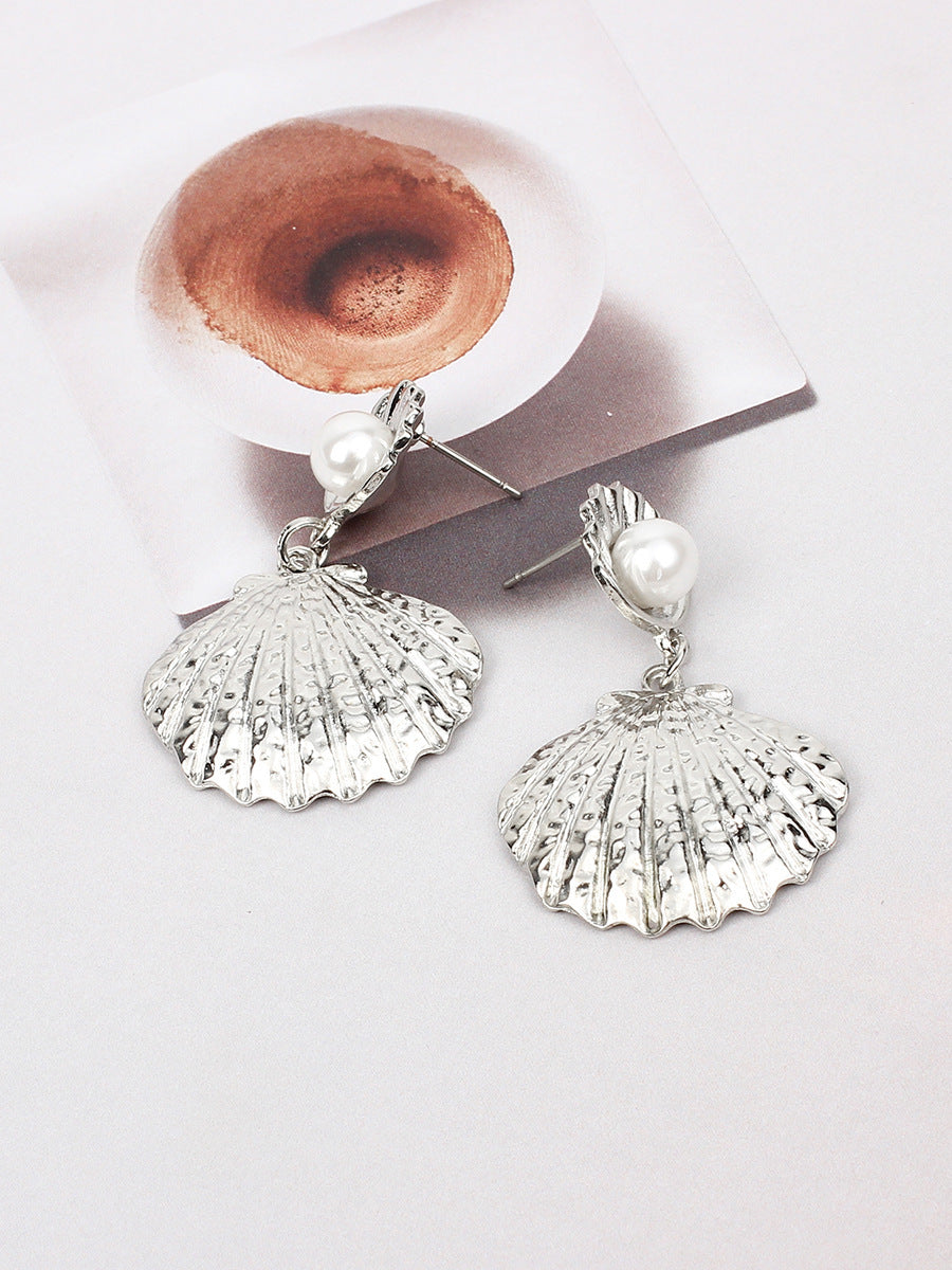 Metallic shell pearl earrings