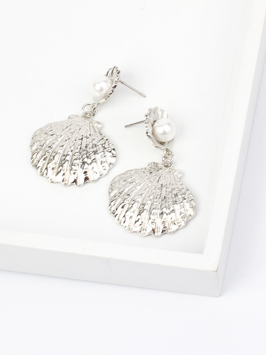 Metallic shell pearl earrings